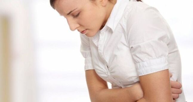 Douleur abdominale due aux vers dans le corps